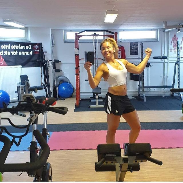 Kvinna gymmar på Uppsala KomiForm